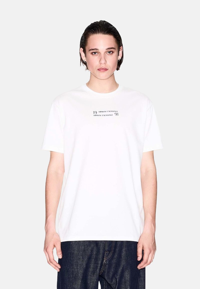 Weißes Baumwoll-T-Shirt mit kurzen Ärmeln, bedrucktem Text "19 ARMANI EXCHANGE 91" in Schwarz, runder Ausschnitt und lässiger Schnitt.