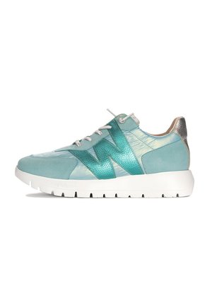 - Sneakersy niskie
