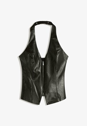 Haut de halter en cuir noir avec un décolleté en V profond, doté d'une fermeture éclair à l'avant et d'une sangle de cou froncée pour un détail et une texture supplémentaires.