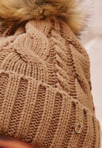 Lipsy COSY BOBBLE - Kootud müts - camel