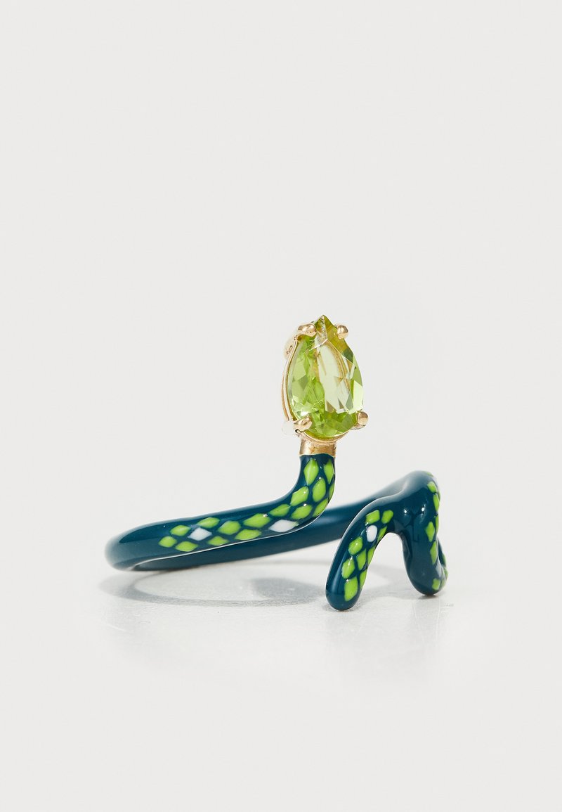Inel verde texturat, în formă de șarpe, cu email albastru și o piatră prețioasă verde în formă de pere din aur. Finisaj neted, detalii de design intricate.