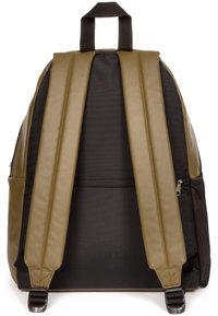 Mochila con una combinación de materiales en verde oliva y negro, correas ajustables acolchadas, tela texturizada y un bolsillo de malla lateral.