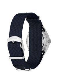 Hodinky Timex s tmavě modrým tkaným páskem, stříbrnou kovovou přezkou a kulatým pouzdrem. Zadní strana ukazuje propracované detaily s vrstvenými texturami.
