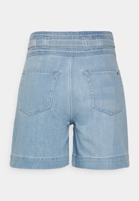 Pantalones cortos de denim azul claro con una cinturilla elástica trenzada, dos bolsillos traseros y dobladillos enrollados. Textura suave, diseño casual.