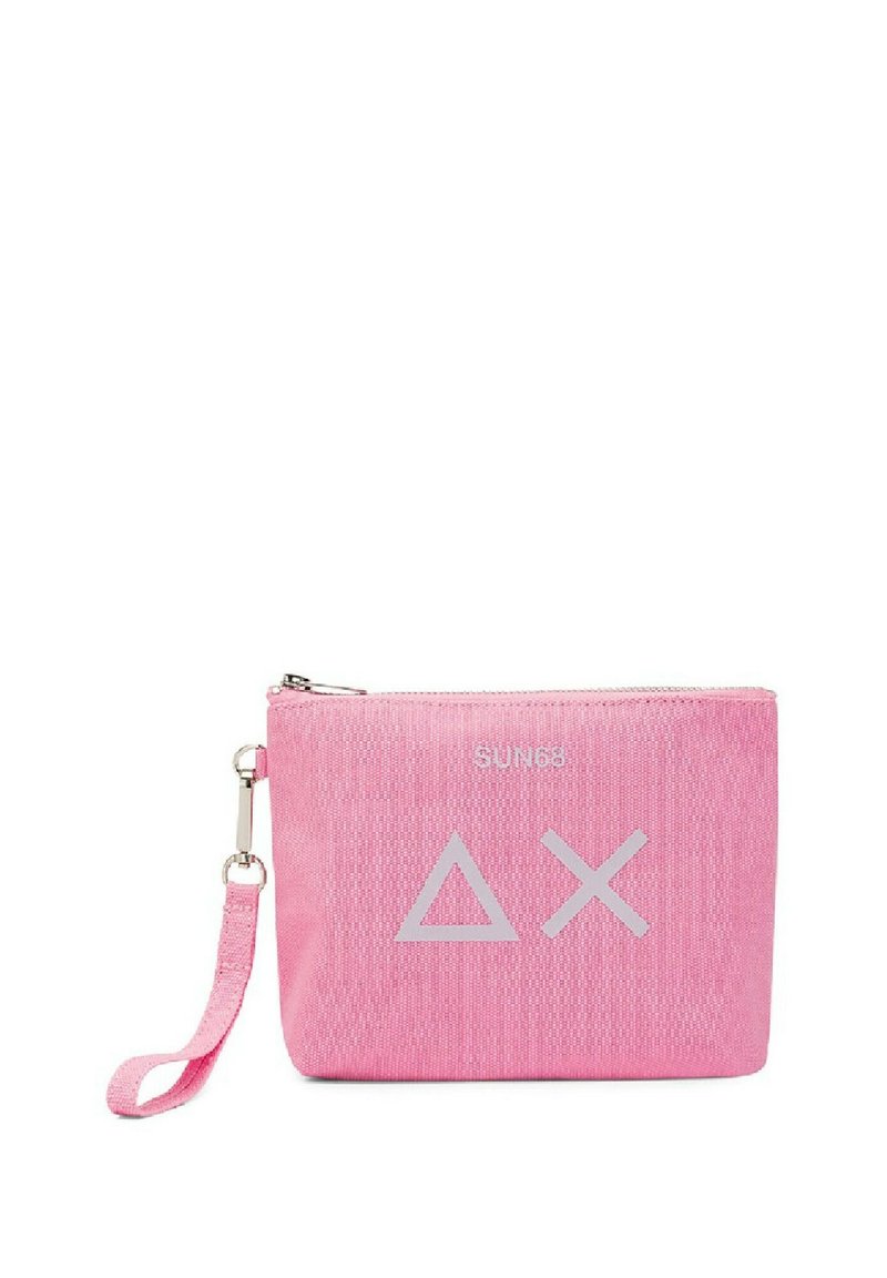 Pochette in tessuto rosa con zip, dotata di un cinturino da polso e logo geometrico argentato sul fronte. Finitura testurizzata. Forma compatta e rettangolare.