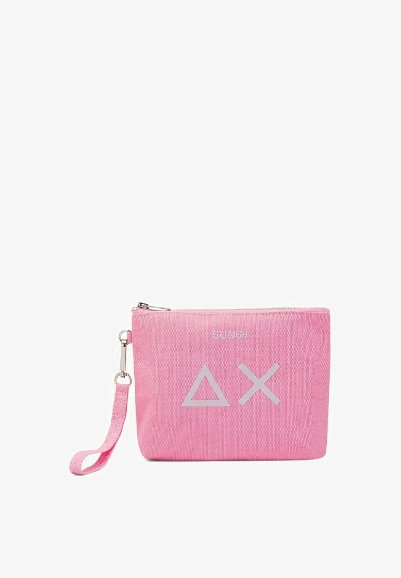 Pochette in tessuto rosa con zip, dotata di un cinturino da polso e logo geometrico argentato sul fronte. Finitura testurizzata. Forma compatta e rettangolare.