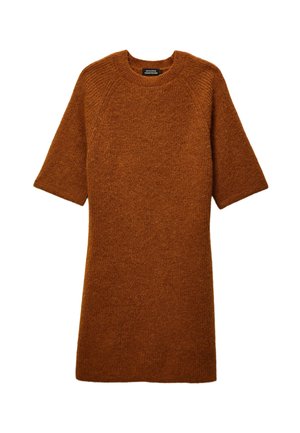 Robe tricotée à manches courtes de couleur rouille avec une finition texturée et un col rond, présentant une coupe décontractée et des manches raglan.