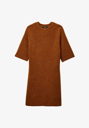 Robe tricotée à manches courtes de couleur rouille avec une finition texturée et un col rond, présentant une coupe décontractée et des manches raglan.