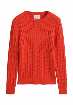 Rode kabelgebreide trui met lange mouwen, een ronde hals en een klein geborduurd logo op de borst, geribbelde manchetten en zoom.