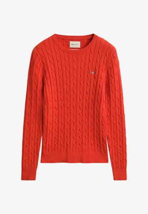 Rode kabelgebreide trui met lange mouwen, een ronde hals en een klein geborduurd logo op de borst, geribbelde manchetten en zoom.