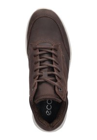 Sneaker in pelle marrone con collare imbottito e chiusura con lacci. Fodera interna morbida e suola in gomma bianca. Design semplice e sportivo.