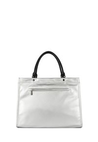 Borsa in satin argento con manici in pelle nera, forma rettangolare, superficie texture e tasca con zip sul retro.