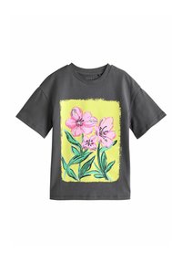 Tamsiai pilki trumpomis rankovėmis marškiniai su geltonu kvadratu priekyje, kuriame pavaizduotos trys rožinės gėlės su žaliais lapais.