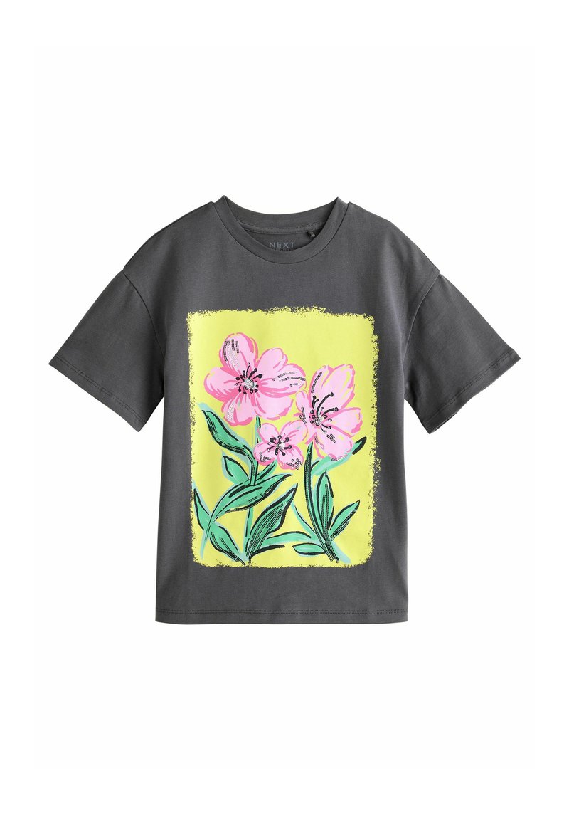 Tamsiai pilki trumpomis rankovėmis marškiniai su geltonu kvadratu priekyje, kuriame pavaizduotos trys rožinės gėlės su žaliais lapais.