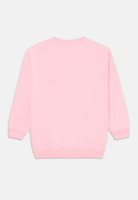 En enkel ljusrosa sweatshirt med lång ärm, ribbade muddarna, halsringningen och midjan, sedd bakifrån mot en vit bakgrund.