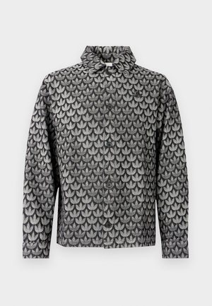 Črno-siva srajčna jakna z gumbki, geometrijskim vzorcem listov in dolgimi rokavi, prikazana na enobarvnem belem ozadju.