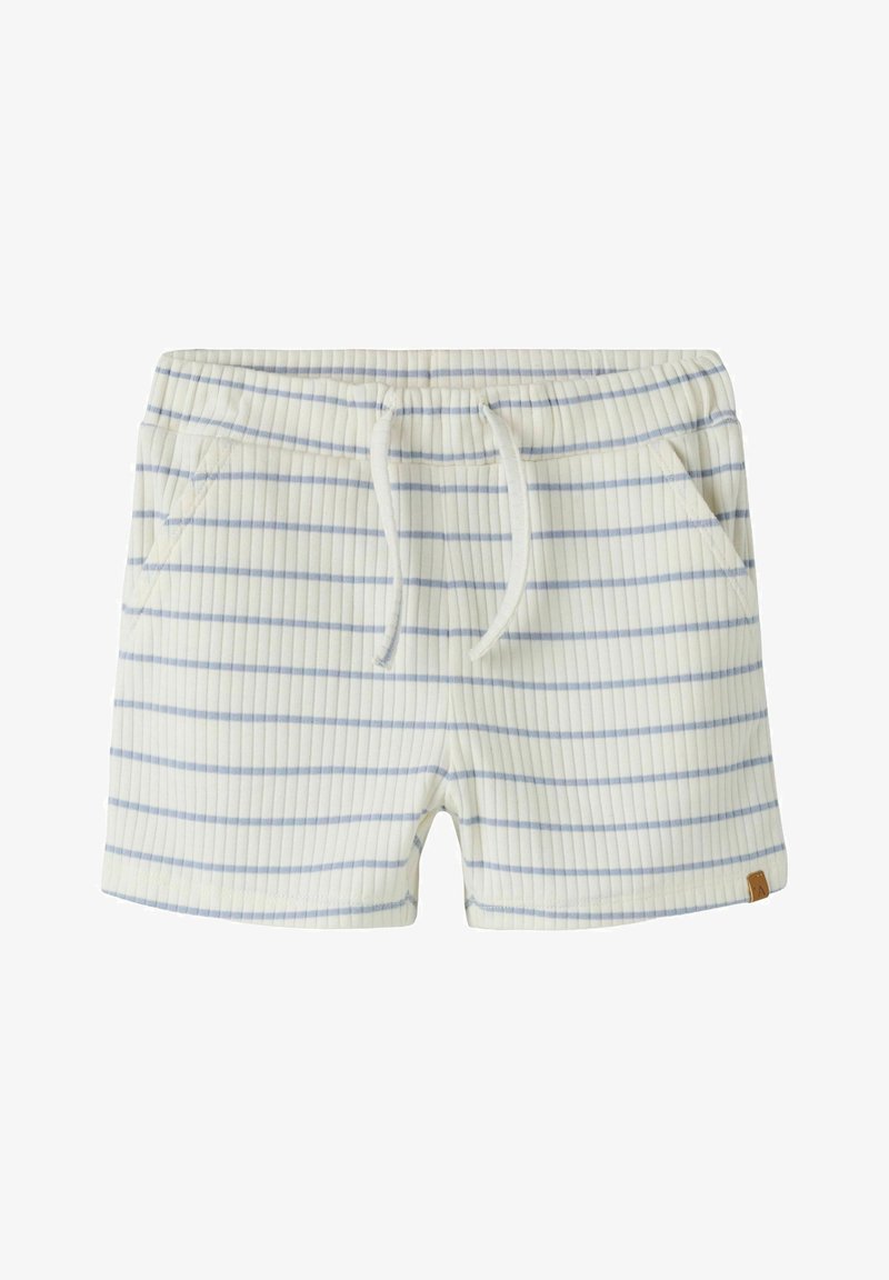 Shorts blancs côtelés à rayures horizontales bleu clair, avec une ceinture élastique, un cordon de serrage et des poches latérales, conçus pour une tenue décontractée.
