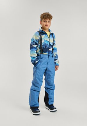 Giacca da neve blu con stampa montagna, chiusura con zip e colletto alto; pantaloni blu con bretelle, caviglie rinforzate e polsini elasticizzati.