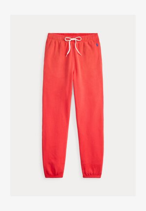 Raudonos sportinės kelnės su elastine juosmens juosta ir balta raišteliu, šoninėmis kišenėmis, aptemptais kulkšnies galais ir mažu mėlynu polo logotipu dešinėje klubo pusėje.