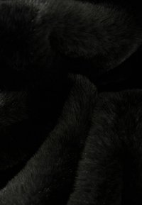 Svart fuskpäls tyg, med en mjuk, tät textur och slät yta. Högden är jämn och glänsande, vilket ger ett fylligt utseende.