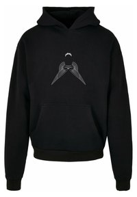 Zwarte hoodie met een voorkant kangaroo zak en een grafisch ontwerp van gestileerde vleugels gedrukt in het wit op de borst.
