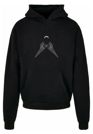Sort hætte sweatshirt med en frontlomme i kangaroo stil og et grafisk design af stiliserede vinger trykt i hvid på brystet.