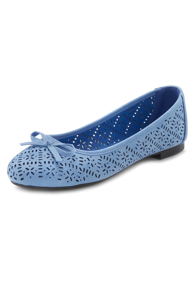 Helle blaue Ballerinas aus durchlässigem Material mit einer Schleifenakzentuierung an der Zehe, ausgestattet mit einem glatten Innenraum und einem niedrigen Absatz.
