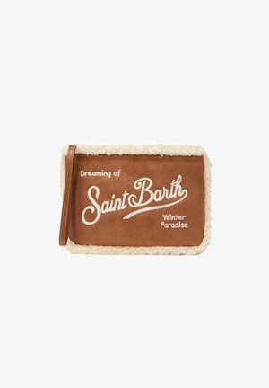 Borsa in finta suede marrone con bordo in finta pelliccia cremosa, caratterizzata da testo ricamato bianco: "Sognando il Paradiso Invernale di Saint Barth". Dettaglio con zip visibile.