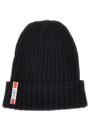 Beanie a costine nera con orlo piegato e un piccolo tag con logo rosso, bianco e nero sul lato. Texture morbida, design versatile.
