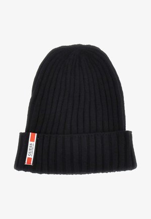 Juodas juostelių megztas beanie su sulenkta kraštine ir mažas logotipo etiketė raudonos, baltos ir juodos spalvos šone. Minkšta tekstūra, universalus dizainas.