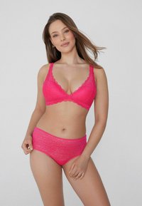 Růžový krajkový bralet a souprava vysokých kalhotek; lemované okraje, květinový vzor, elastická textura a bezšvový design.