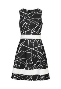 Robe sans manches noire avec un motif géométrique blanc et une ceinture blanche contrastante à la taille. Tissu lisse et design de jupe évasée.