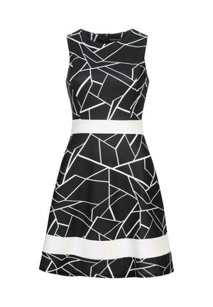 Schwarzes ärmelloses Kleid mit einem geometrischen weißen Muster und einem kontrastierenden weißen Gürtel in der Taille. Glattes Material und ausgestellter Rock.
