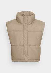 Beige ærmeløs dynevest med høj krave, quiltet tekstur og lynlås foran. Glat, let materiale.