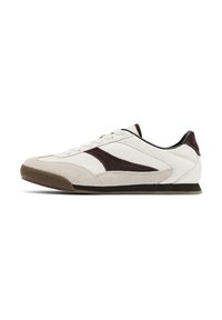 Weiße Sneaker mit dunkelburgunderfarbigen Akzenten, aus Wildleder und Leder, abgerundete Zehenform, flache braune Gummisohle und genähten Details.