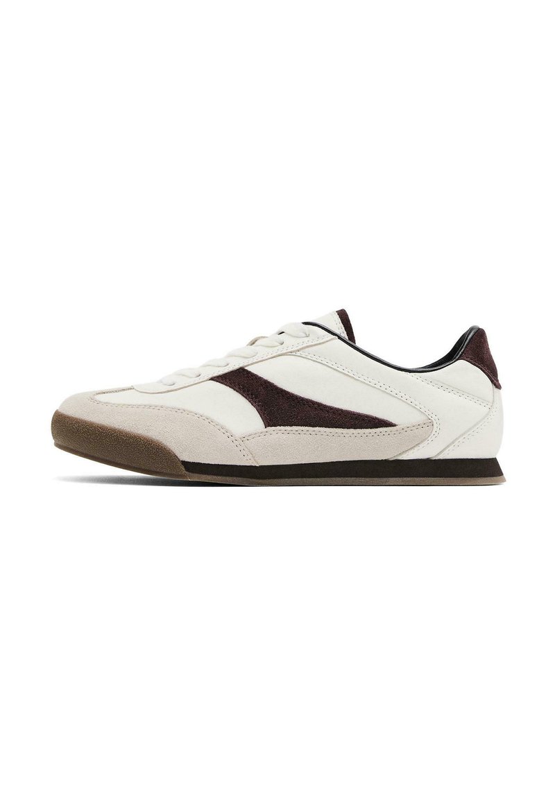 Weiße Sneaker mit dunkelburgunderfarbigen Akzenten, aus Wildleder und Leder, abgerundete Zehenform, flache braune Gummisohle und genähten Details.