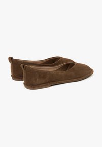 Hnědé semišové baleríny s perforovaným designem, zaoblenou špičkou a nízkým gumovým podpatkem. Okenko v oblasti paty pro snadné obutí.