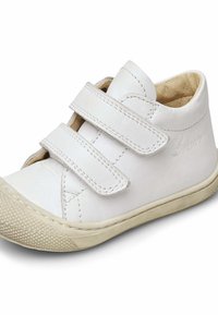 Scarpa in pelle bianca con due cinturini in Velcro, punta texturizzata e rivestimento morbido. Presenta cuciture sottili e un tacco leggero.