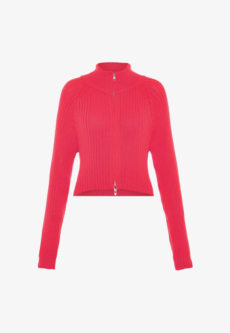 Raudonas gumuluotas trumpas megztinis su ilgomis rankovėmis ir priekiniais užtrauktukais, besitęsiančiais nuo apykaklės iki krašto.