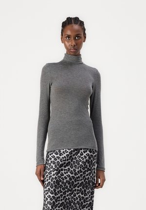 Grijze lange mouw turtleneck top van zachte stof, met een aansluitend ontwerp en een gladde textuur, gecombineerd met een gepatternde rok.