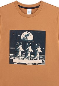 Braunes T-Shirt mit einem grafischen Druck von Astronauten auf einer Mondoberfläche, im Hintergrund befindet sich ein großer Mond sowie Textelemente.