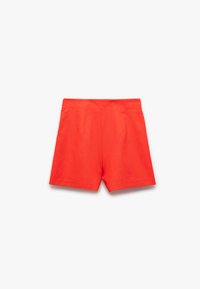 Pantalones cortos de color rojo brillante con una textura suave, cinturilla elástica y sin patrones visibles. El diseño presenta piernas de corte recto.
