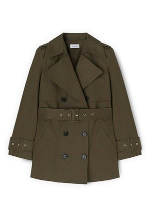 Dwurzędowy oliwkowozielony trencz z szerokimi klapami, paskiem w talii, klamrami na mankietach oraz kieszeniami z rozcięciami z przodu.