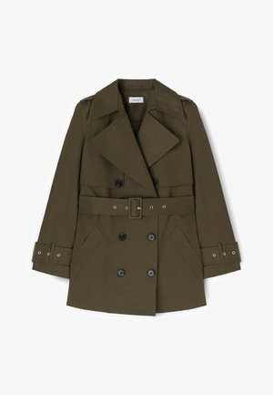 Dwurzędowy oliwkowozielony trencz z szerokimi klapami, paskiem w talii, klamrami na mankietach oraz kieszeniami z rozcięciami z przodu.