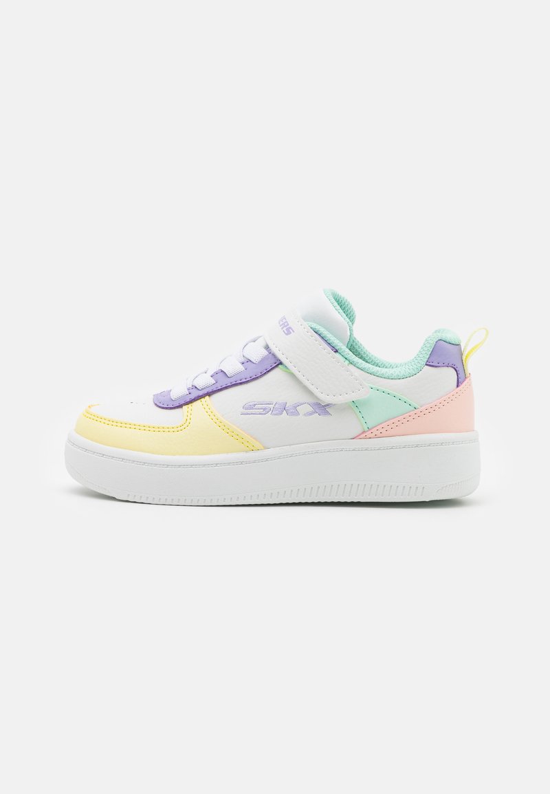 Sapatilhas brancas com detalhes em pastel nas cores lavanda, menta e rosa. Apresentam uma fita de velcro, um tecido texturizado e uma sola branca grossa.