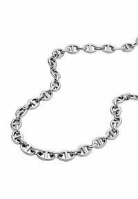 Silberne Metallkette mit ovalen Gliedern, die mit gravierten Akzenten auf ausgewählten Gliedern, hochglanzpolierter Oberfläche und glatter Textur ausgestattet ist.