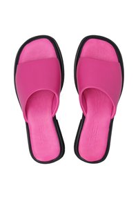 Roze slide-sandalen met een gladde bovenkant, gevoerde binnenzool en zwarte rubberen zool, ontworpen voor comfort en eenvoudig dragen.