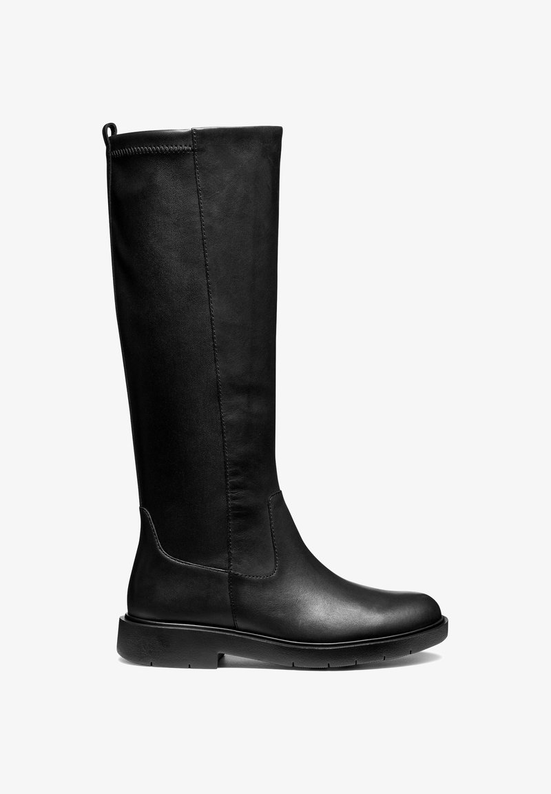 Bota negra hasta la rodilla hecha de cuero suave, con punta redonda, detalles de costura sutiles y una suela de goma texturizada baja.