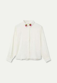 Blusa blanca de manga larga con cuello, que presenta bordados de fresas rosas a cada lado, cierre de botones en la parte delantera y mangas con puños.