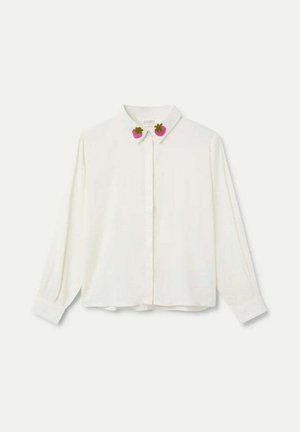Blusa blanca de manga larga con cuello, que presenta bordados de fresas rosas a cada lado, cierre de botones en la parte delantera y mangas con puños.